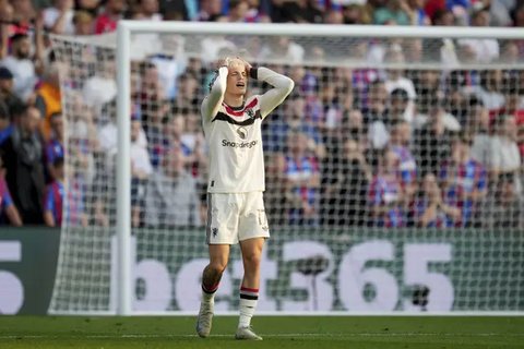 Pemain Manchester United, Alejandro Garnacho mencetak gol ke gawang Barnsley pada laga Carabao Cup 2024/2025 di Old Trafford, Manchester, Inggris, Rabu (18/09/2024) WIB. (AFP/Paul Ellis)