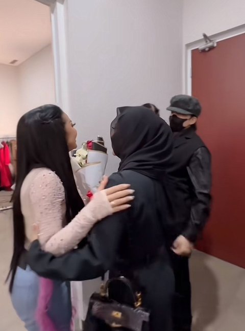 Dari Backstage hingga Sorotan Panggung, Dukungan Aurel Hermansyah untuk Krisdayanti yang Mengharukan