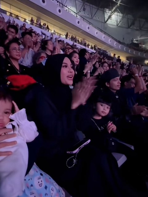 Dari Backstage hingga Sorotan Panggung, Dukungan Aurel Hermansyah untuk Krisdayanti yang Mengharukan