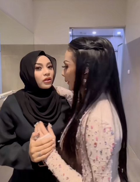 Dari Backstage hingga Sorotan Panggung, Dukungan Aurel Hermansyah untuk Krisdayanti yang Mengharukan