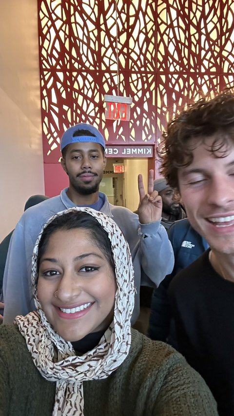 Viral Shawn Mendes Terlihat Ikut Jumatan di Masjid New York University