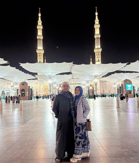 Sebagi informasi,&nbsp;Sahrul Gunawan dan Dine resmi menikah pada 6 Mei 2023. Kini, hampir dua tahun berjalan, rumah tangga mereka tetap harmonis. Kehadiran mereka di Tanah Suci membuat netizen semakin banyak mendoakan kebahagiaan keluarga ini.