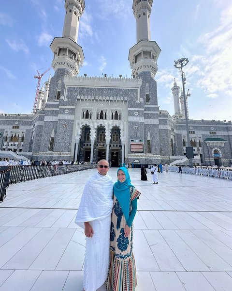 Pada ibadah Umrah kali ini, Sahrul Gunawan mencukur rambutnya hingga plontos. Dengan senyum bahagia, ia menunjukkan penampilan barunya. Rambut plontos ini menjadi simbol kesungguhan dan keikhlasan dalam menjalani ibadah.