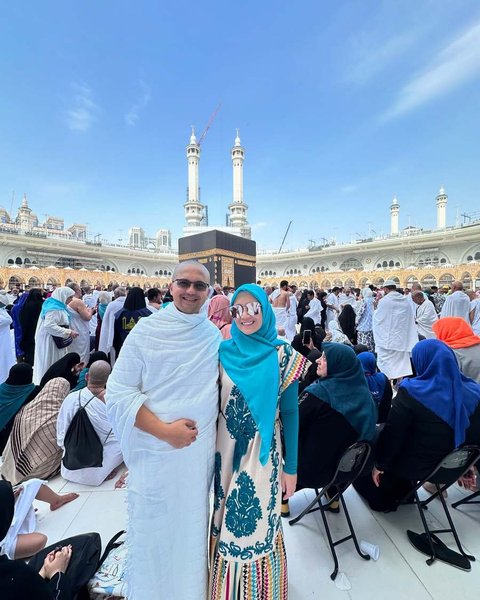 Sahrul Gunawan dan sang istri, Dine Mutiara, tampak memancarkan aura positif selama menjalani ibadah Umrah. Senyum mereka yang tulus terlihat dalam setiap momen yang dibagikan. Tak heran jika kehangatan dan ketulusan pasangan ini menjadi inspirasi bagi banyak orang.