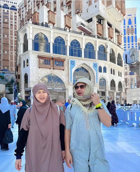 Selain bersama istri, ibu mertua Sahrul Gunawan juga turut serta dalam perjalanan ini. Kedekatan mereka terlihat jelas di berbagai momen. Hubungan akrab ini menjadi bukti keharmonisan keluarga mereka.