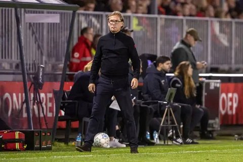 Gelandang AZ Alkmaar, Thom Haye (kanan) berduel dengan pemain Athletic Bilbao,  Eneko Boveda dalam laga fase grup Liga Europa 2014/2015. (AFP/Ander Gillenea)