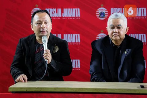 Ketua PSSI, Erick Thohir, dan pelatih anyar Timnas Indonesia, Patrick Kluivert, dalam sesi konfrensi pers di Hotel Mulia, Jakarta, Minggu (12/1/2025) sore WIB. (Bola.com/Bagaskara Laz