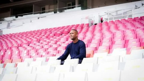 Koreografi dan spanduk raksasa ditampilkan suporter Indonesia, Ultras Garuda saat Timnas Indonesia menghadapi Irak pada laga Grup F putaran kedua Kualifikasi Piala Dunia 2026 zona Asia di