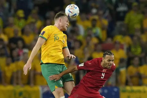 Pertarungan udara antara Harry Souttar dan Rafael Struick terjadi saat pertandingan Australia melawan Indonesia di babak 16 besar Piala Asia 2023, Minggu 28 Januari 2024.