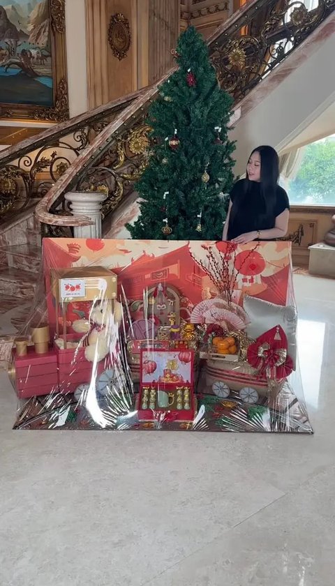 Jelang hari raya Imlek, potret hampers Sisca Kohl dan keluarga sukses curi perhatian warganet. Sumber: IG @siscakohl