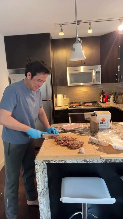 Sepulang kerja, pasangan selebriti ini terlihat beberes rumah dan memasak. Tengku Firmansyah sendiri kini bekerja sebagai tukang las besi di Kanada. Sedangkan, Cindy Fatikasari diketahui bekerja secara part time.