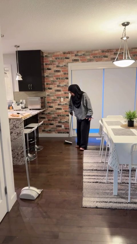 Dapur mereka memberikan kesan cozy sekaligus luas. Desain interiornya tampak elegan dengan penggunaan lantai vynil kayu yang hangat.