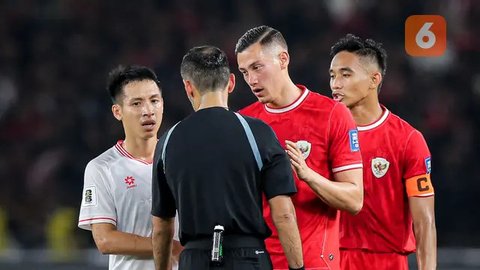 Pemain Venezia, Jay Idzes (kedua kiri) berebut bola dengan pemain Inter Milan, Marko Arnautovic pada laga lanjutan Liga Italia 2024/2025 di Pier Luigi Penzo Stadium, Venice, Minggu (12/01/202