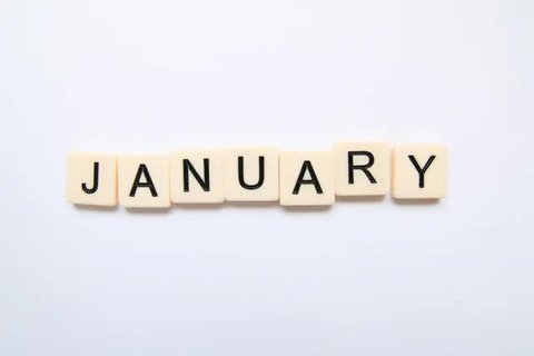 Ilustrasi bulan Januari. (Foto oleh Jess Bailey Designs: https://www.pexels.com/id-id/foto/scrabble-januari-1764429/)