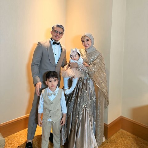 Potret Zaskia Sungkar dan Irwansyah Bawa Ukkasya dan Baby Humaira saat Kondangan