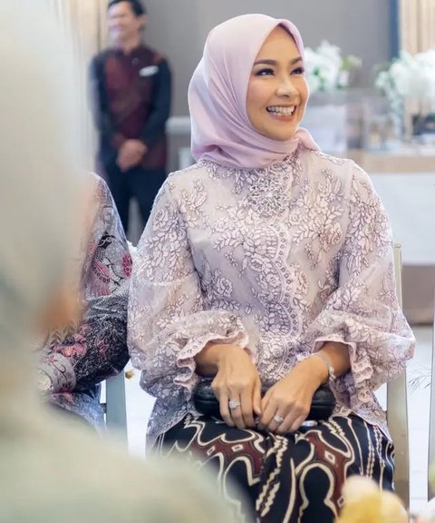 Alya Rohali saat Acara Tunangan Putri Sulungnya. [@arohali]