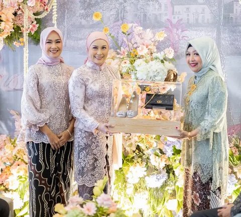 Alya Rohali saat Acara Tunangan Putri Sulungnya. [@arohali]
