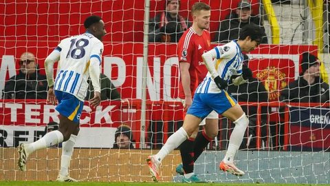 Pemain Brighton, Kaoru Mitoma (kanan) menggiring bola dibayangi pemain Manchester United, Noussair Mazraoui pada laga lanjutan Liga Inggris 2024/2025 yang berlangsung di Old Trafford, Manches