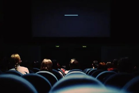 Ilustrasi mimpi, menonton bioskop. (Photo by Samuel Regan-Asante on Unsplash)