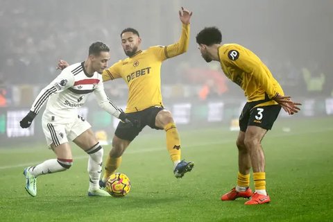 Pemain Manchester United, Antony, tampak kecewa setelah ditahan imbang Galatasaray pada laga grup A Liga Champions di Stadion Rams Park, Kamis (30/11/2023). (AP Photo)