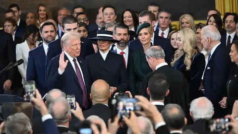 Donald Trump saat diambil sumpahnya sebagai Presiden ke-47 Amerika Serikat di Rotunda Gedung Kongres AS di Washington DC, pada Senin 20 Januari 2025 waktu setempat. (SAUL LOEB/POOL/AFP)