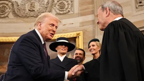 Pengambilan sumpah jabatan Donald Trump sebagai Presiden Amerika Serikat dipimpin oleh Ketua Mahkamah Agung Amerika Serikat, John Roberts. (Chip Somodevilla/POOL/AFP)