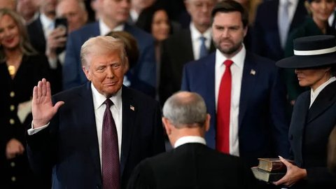 Pelantikan Donald Trump menjadi Presiden Amerika Serikat dilakukan di dalam Capitol Rotunda. (Julia Demaree Nikhinson/AFP)