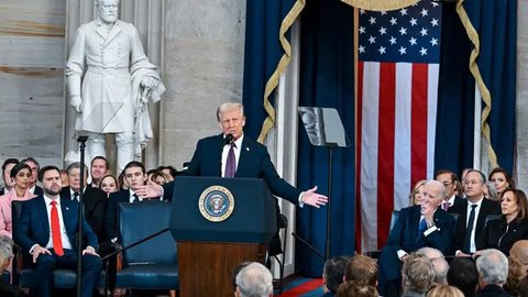 Setelah resmi menjabat sebagai Presiden Amerika Serikat, Donald Trump langsung menyampaikan pidato pertamanya usai pelantikan. (Kenny HOLSTON/POOL/AFP)