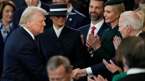 Setelah pidato pelantikan, acara dilanjutkan dengan perpisahan dengan mantan Presiden dan Wakil Presiden Amerika Serikat. (Julia Demaree Nikhinson/AFP)