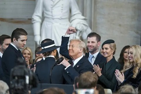 Donald Trump saat dilantik sebagai presiden ke-47 Amerika Serikat. Pelantikan Trump berlangsung di Rotunda Gedung Capitol AS, Washington DC, Senin (20/1/2025). (Dok. Kevin Lamarque/Po