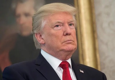 Donald Trump saat dilantik sebagai presiden ke-47 Amerika Serikat. Pelantikan Trump berlangsung di Rotunda Gedung Capitol AS, Washington DC, Senin (20/1/2025). (Dok. Kevin Lamarque/Po