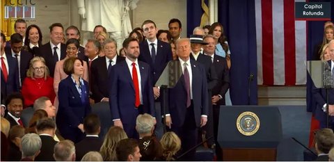 Donald Trump saat dilantik sebagai presiden ke-47 Amerika Serikat. Pelantikan Trump berlangsung di Rotunda Gedung Capitol AS, Washington DC, Senin (20/1/2025). (Dok. Kevin Lamarque/Po