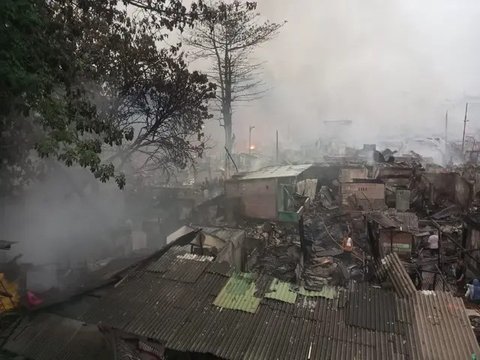 Lebih dari 200 rumah warga di Jalan Kebon Kosong, RW 05, Kemayoran, Jakarta Pusat, terbakar pada Selasa (10/12/2024) siang. (Liputan6.com/Herman Zakharia)