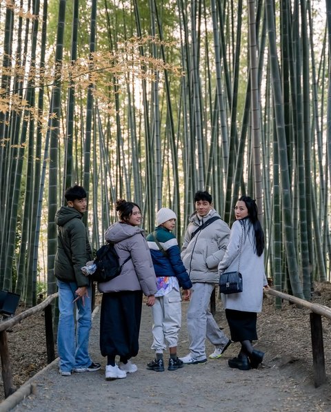 Potret Hesti Purwadinata dan Edo Borne Ajak Anak Liburan di Jepang