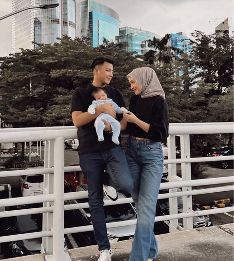 Melody Prima Perlihatkan Wajah Anak Ketiga, Harmoni Keluarga yang Memikat