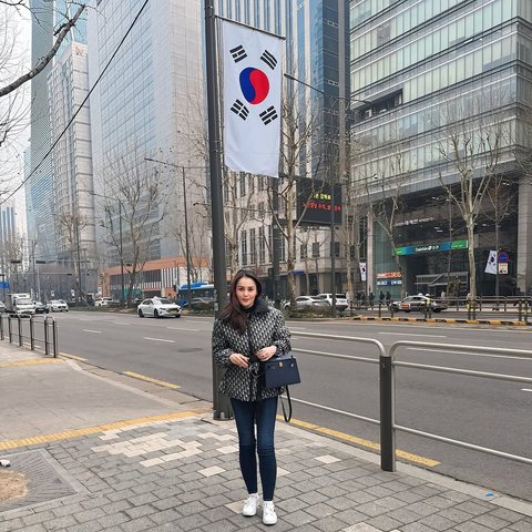 Potret Cantik Jennifer Dunn saat Liburan di Korea Selatan