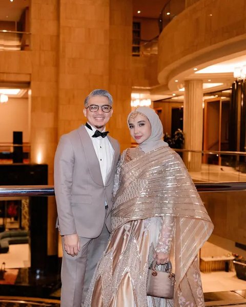 Irwansyah kondangan dengan gaya rambut baru berwarna silver. (sumber: Instagram/zaskiasungkar15/juragan_99)