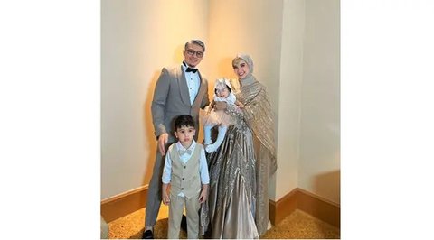 Irwansyah kondangan dengan gaya rambut baru berwarna silver. (sumber: Instagram/zaskiasungkar15/juragan_99)