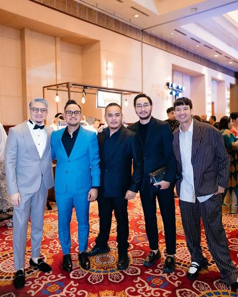 Irwansyah kondangan dengan gaya rambut baru berwarna silver. (sumber: Instagram/zaskiasungkar15/juragan_99)