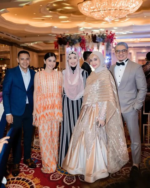 Irwansyah kondangan dengan gaya rambut baru berwarna silver. (sumber: Instagram/zaskiasungkar15/juragan_99)