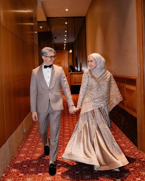 Irwansyah kondangan dengan gaya rambut baru berwarna silver. (sumber: Instagram/zaskiasungkar15/juragan_99)