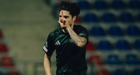 Pemain FC Copenhagen, Kevin Diks (depan) melakukan selebrasi setelah mencetak gol kedua timnya ke gawang Heart of Midlothian pada laga lanjutan UEFA Conference League 2024/2025 di Parken Stad