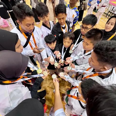 Tim taekwondo Indonesia yang tergabung dalam TKS Team Indonesia berhasil menyabet 13 medali dalam Kejuaraan Waein Cup Open International Taekwondo Championship 2025 di Singapura, 17-20 Januar