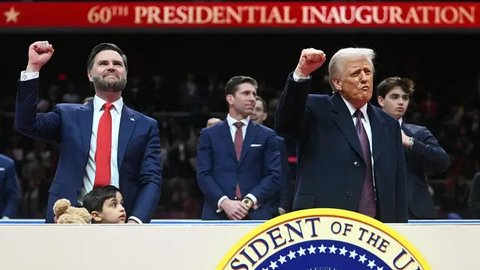 Pelantikan Donald Trump di dalam Gedung Capitol hari ini yang merupakan pertama kali dalam 40 tahun terakhir upacara pelantikan Presiden Amerika Serikat. (Jim WATSON/AFP)