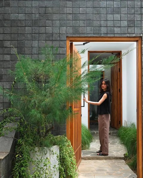 Potret rumah baru Keisya Levronka bergaya Jepang dengan ornamen kayu yang estetik. (sumber: Instagram/keisyalevronka)