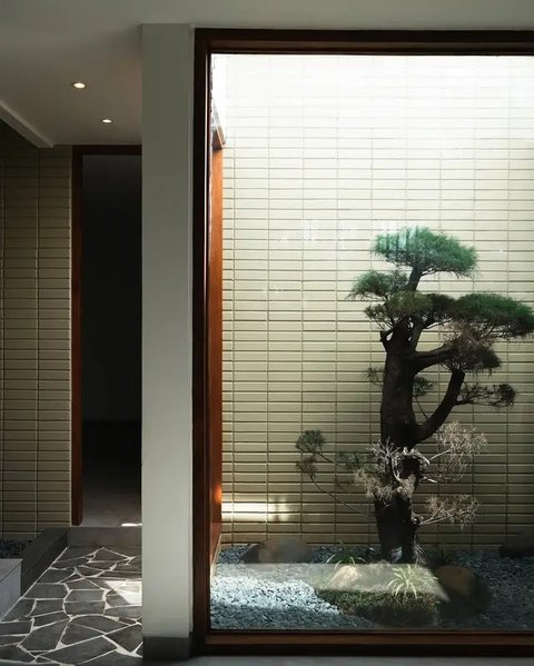 Potret rumah baru Keisya Levronka bergaya Jepang dengan ornamen kayu yang estetik. (sumber: Instagram/keisyalevronka)