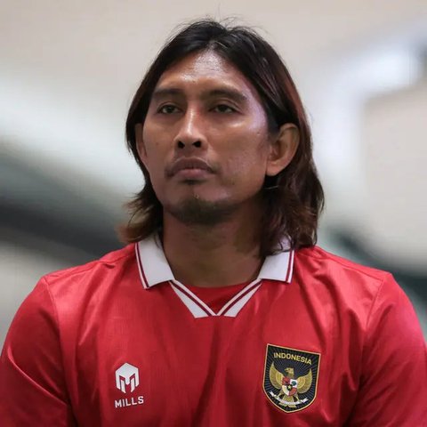 Legenda Timnas Indonesia, Budi Sudarsono memberikan pernyataan saat Trophy Tour Piala AFF 2022 yang berlangsung di Lippo Mall Puri, Jakarta Barat, Sabtu (26/11/2022). (Bola.com/Bagaskara L