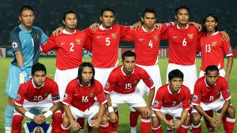 Legenda Timnas Indonesia, Budi Sudarsono memberikan pernyataan saat Trophy Tour Piala AFF 2022 yang berlangsung di Lippo Mall Puri, Jakarta Barat, Sabtu (26/11/2022). (Bola.com/Bagaskara L