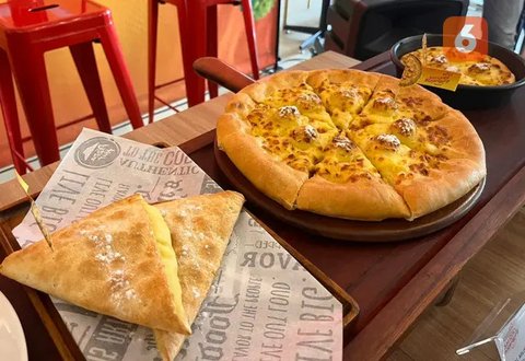 Manis Legit Durian Musang King Berpadu Keju Mozarella dalam Menu Pizza. (Dok: Liputan6.com dyah pamela)