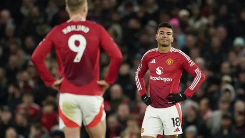 Pemain Manchester United, Casemiro, tampak kecewa setelah ditaklukkan West Ham United pada laga pekan ke sembilan Liga Inggris di Stadion London, Minggu (27/10/2024). Setan Merah tumbang deng